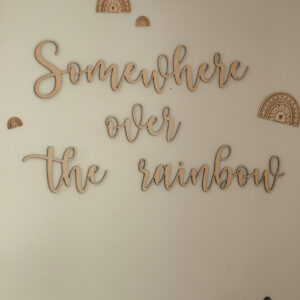 Napis na ścianę ”Somewhere over the rainbow”