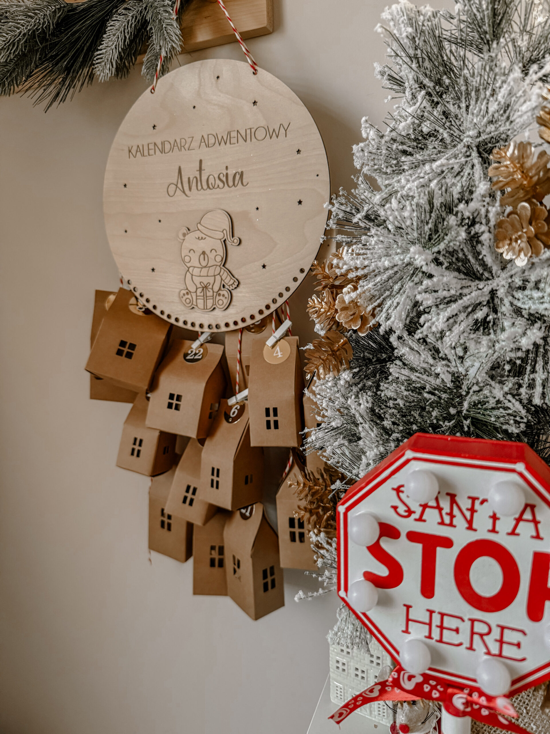 Kalendarz Adwentowy Miś z prezentem - obrazek 2