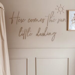 Napis na ścianę ”Here comes the sun..."