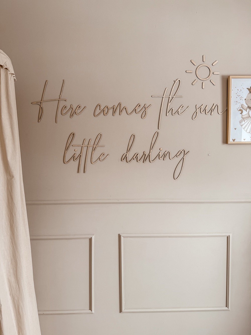 Napis na ścianę ”Here comes the sun..."