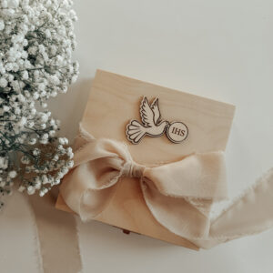 Pudełko kwadratowe na Komunię Św. Wzór 5 (Gołąbek IHS)