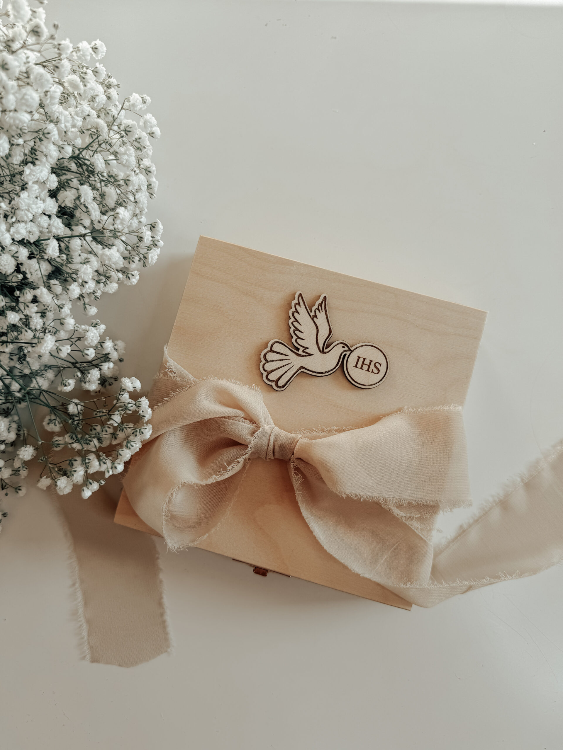 Pudełko kwadratowe na Komunię Św. Wzór 5 (Gołąbek IHS)