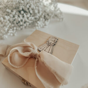 Pudełko kwadratowe na Komunię Św. Wzór 11 (Dziewczynka)