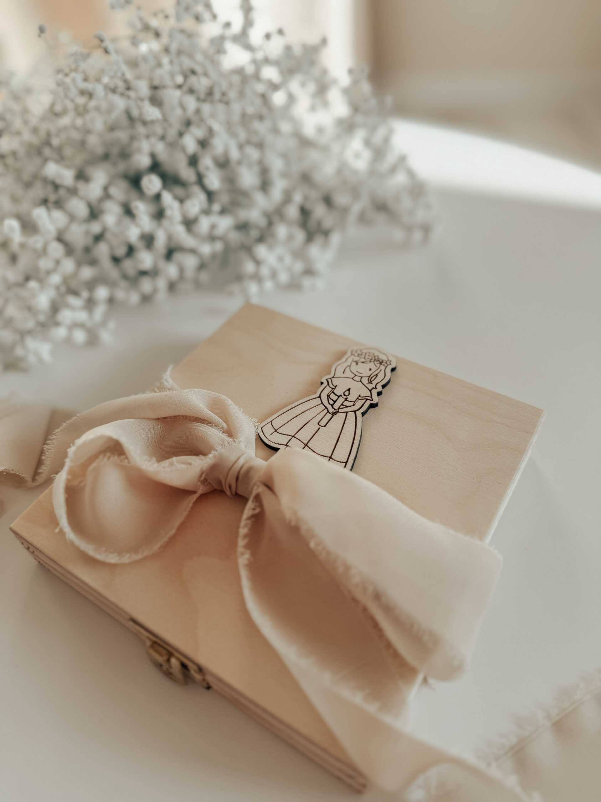 Pudełko kwadratowe na Komunię Św. Wzór 11 (Dziewczynka)