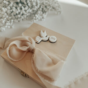 Pudełko kwadratowe na Komunię Św. Wzór 4 (gołąbek IHS Biały)