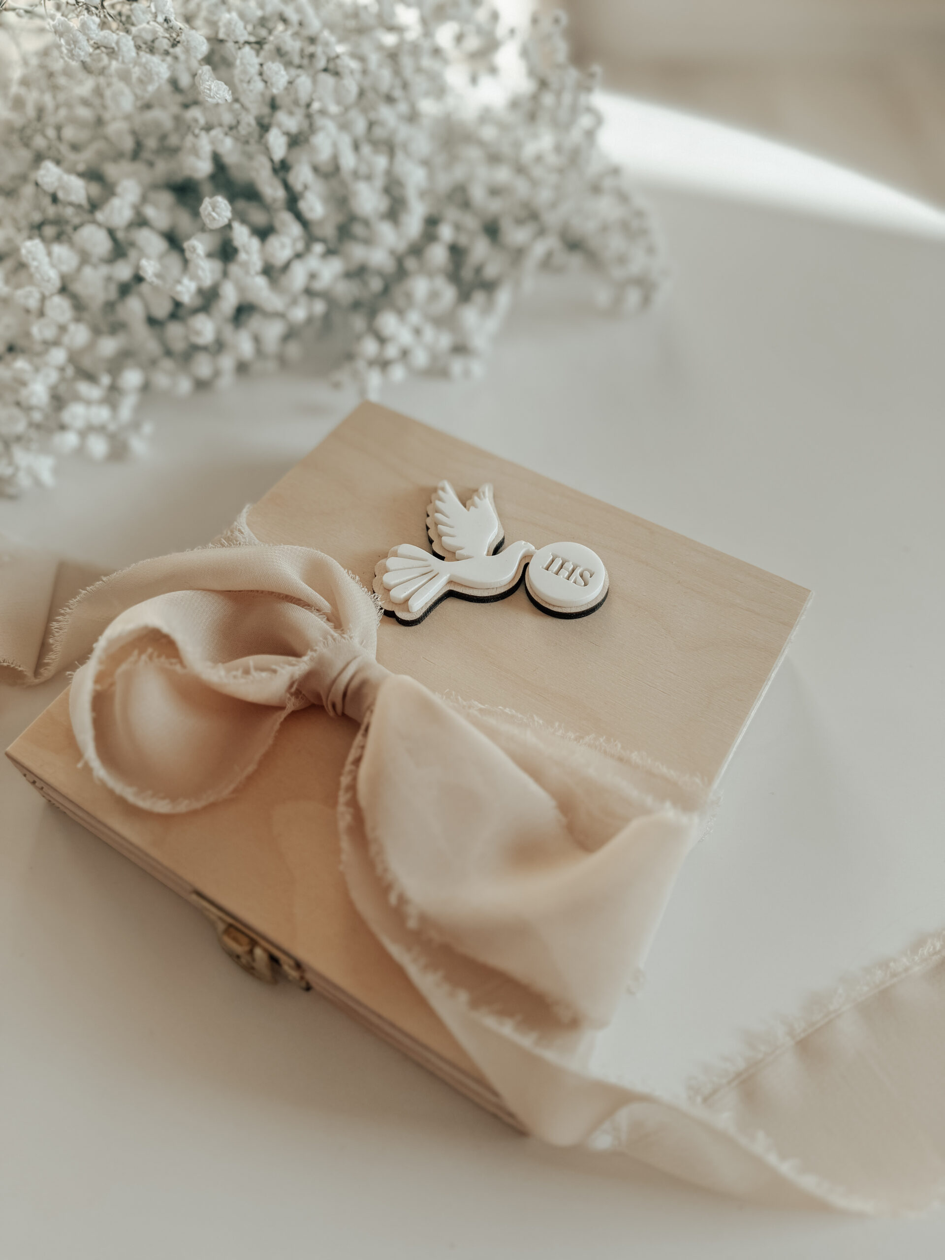 Pudełko kwadratowe na Komunię Św. Wzór 4 (gołąbek IHS Biały)