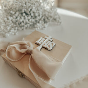 Pudełko kwadratowe na Komunię Św. Wzór 2 (IHS Biały)