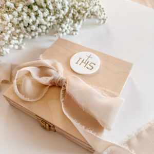 Pudełko kwadratowe na Komunię Św. Wzór 1 (IHS Okrągły Biały)