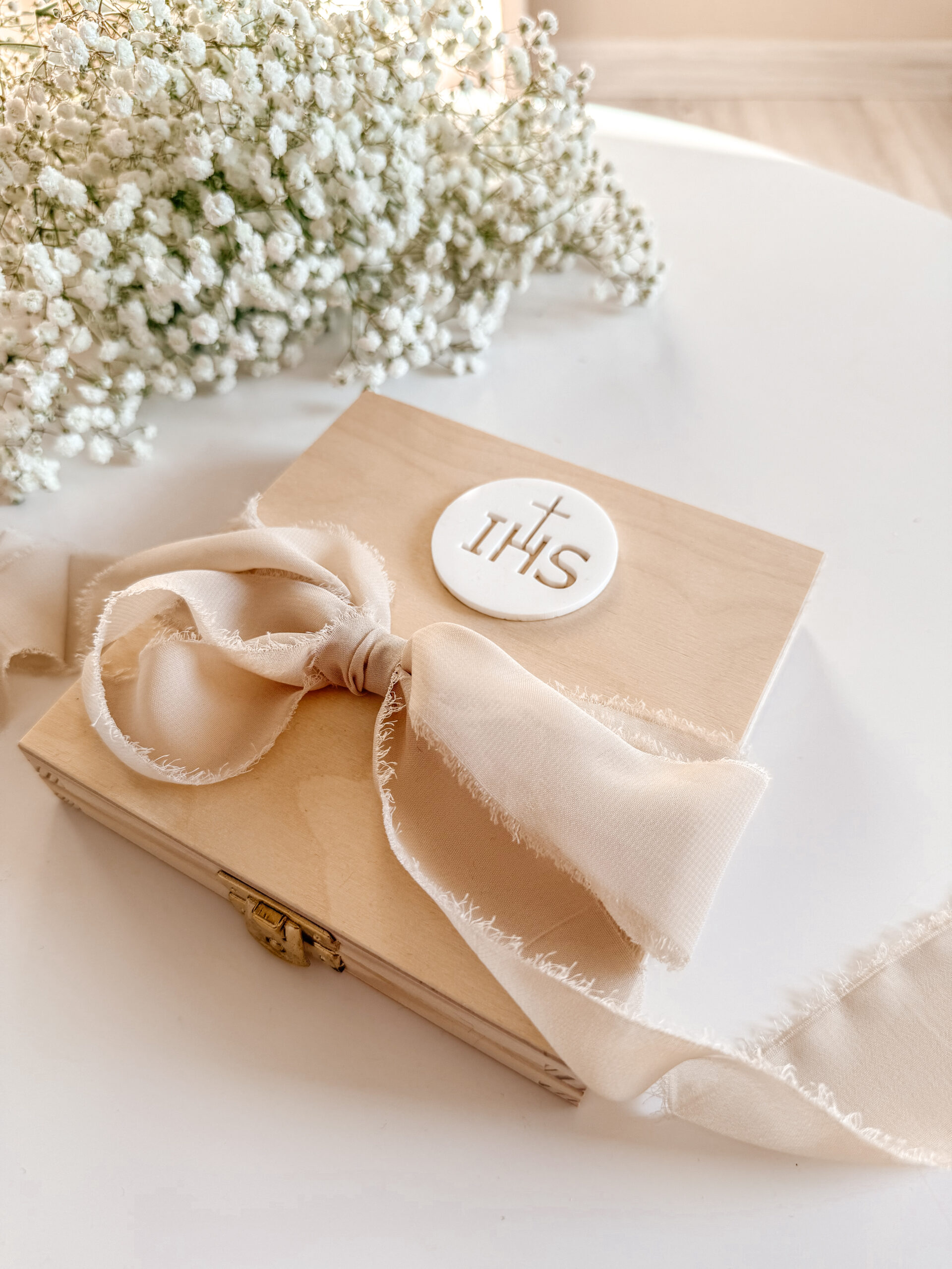 Pudełko kwadratowe na Komunię Św. Wzór 1 (IHS Okrągły Biały)