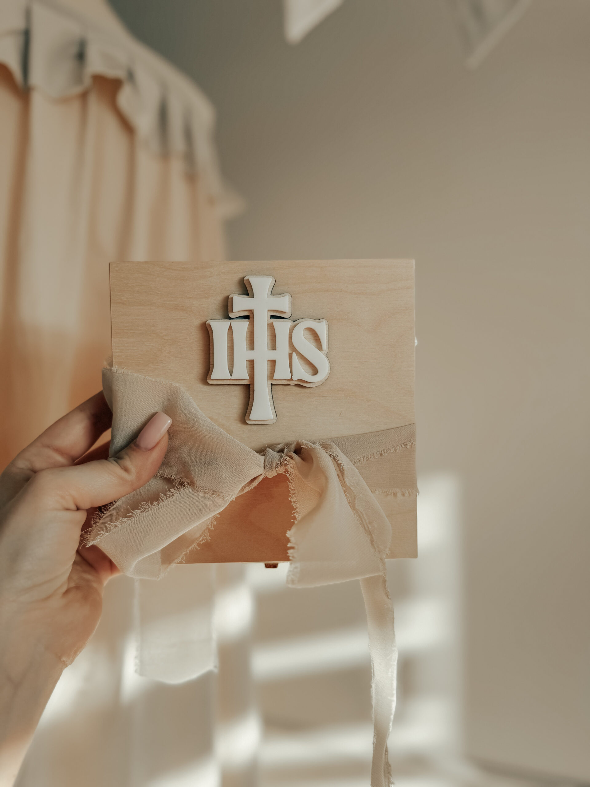 Pudełko kwadratowe na Komunię Św. Wzór 2 (IHS Biały) - obrazek 2