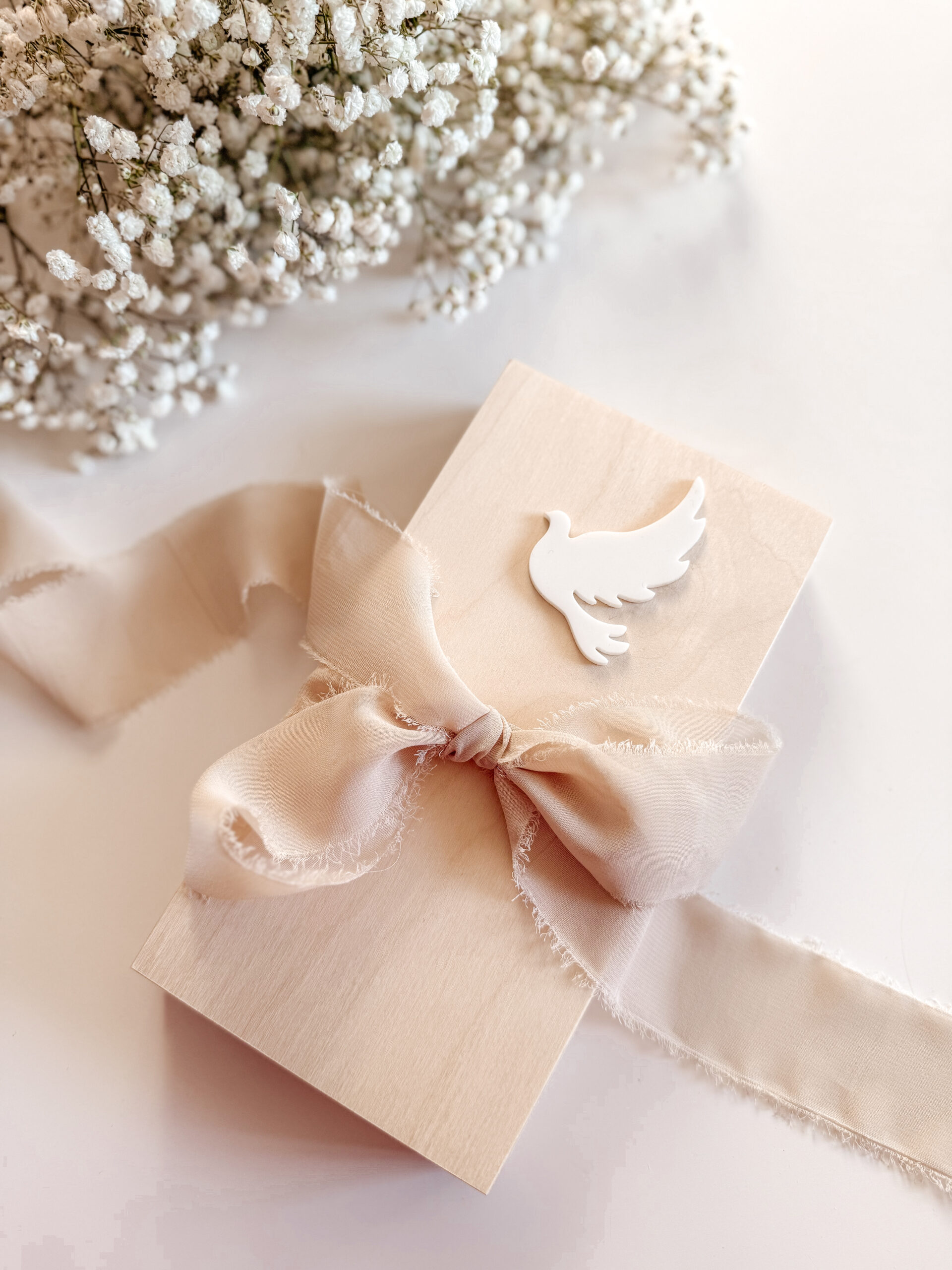 Pudełko prostokątne na Komunię Św. Wzór 10 (Gołąbek biały)