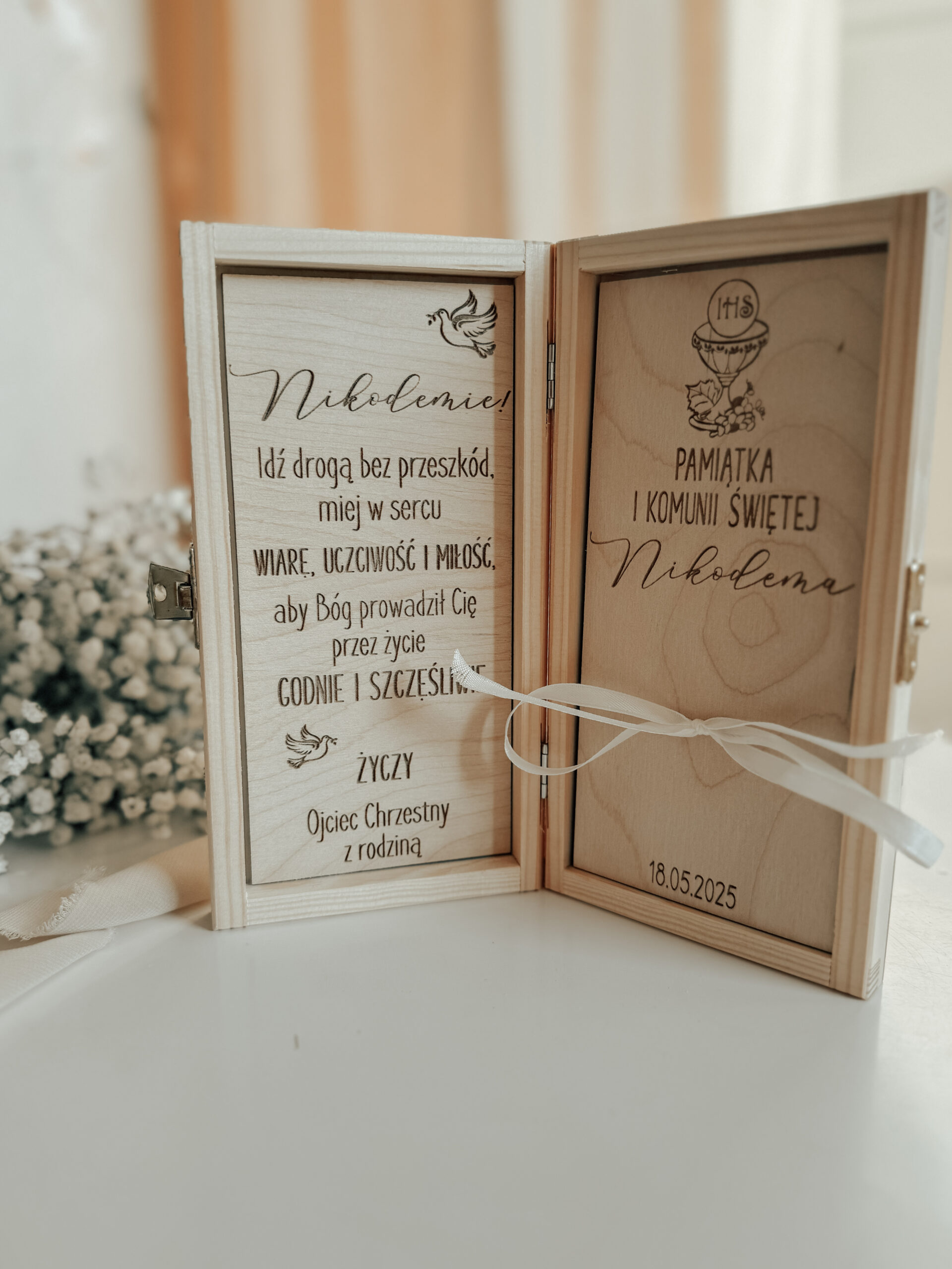 Pudełko z życzeniami na Komunię Św. "Dłonie" - obrazek 4
