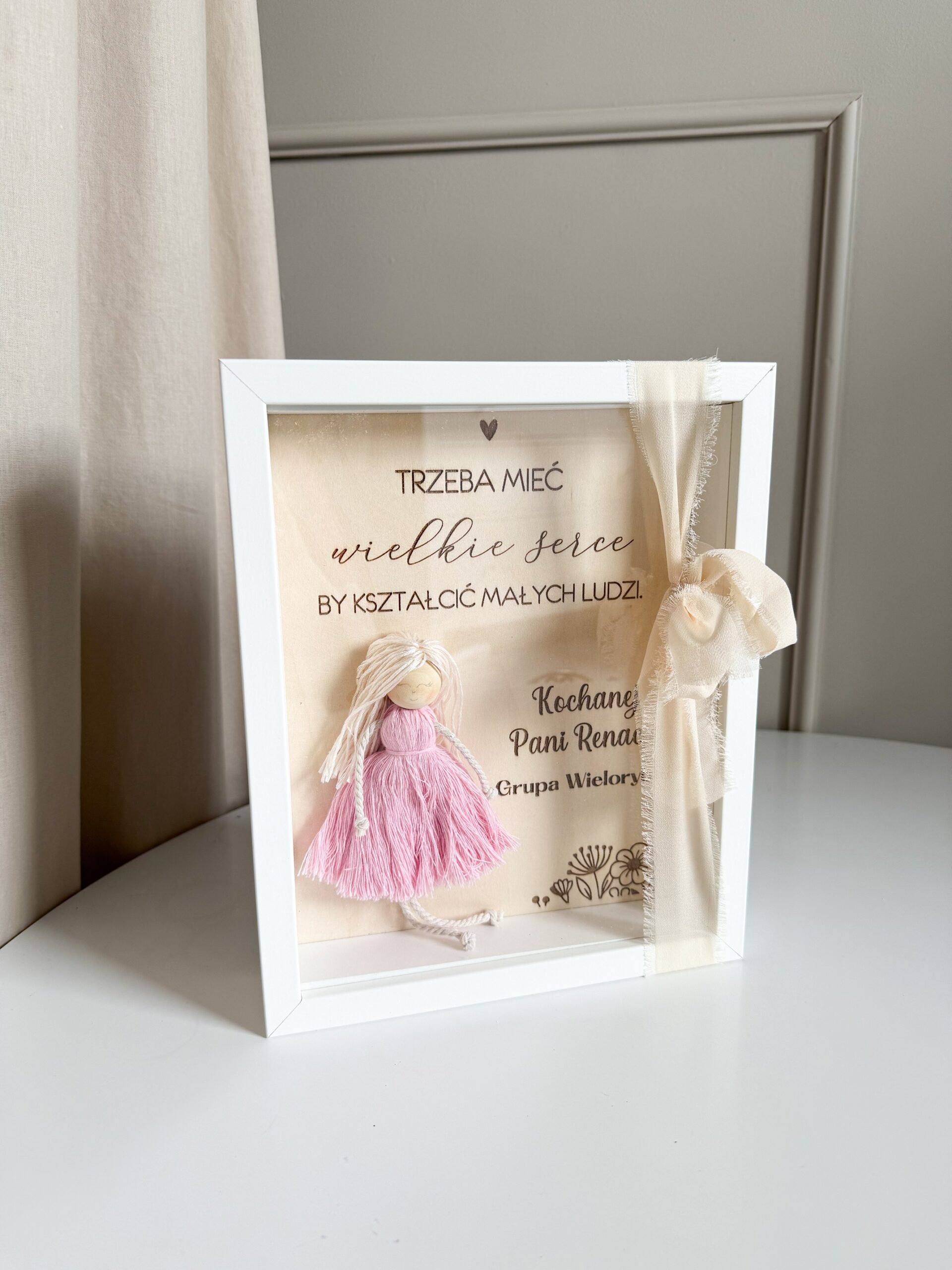 Ramka dla Nauczyciela z makramową Laleczką - obrazek 4