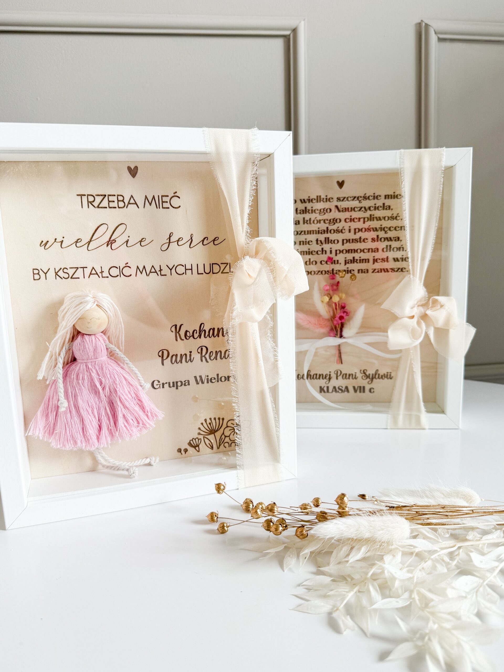 Ramka dla Nauczyciela z makramową Laleczką