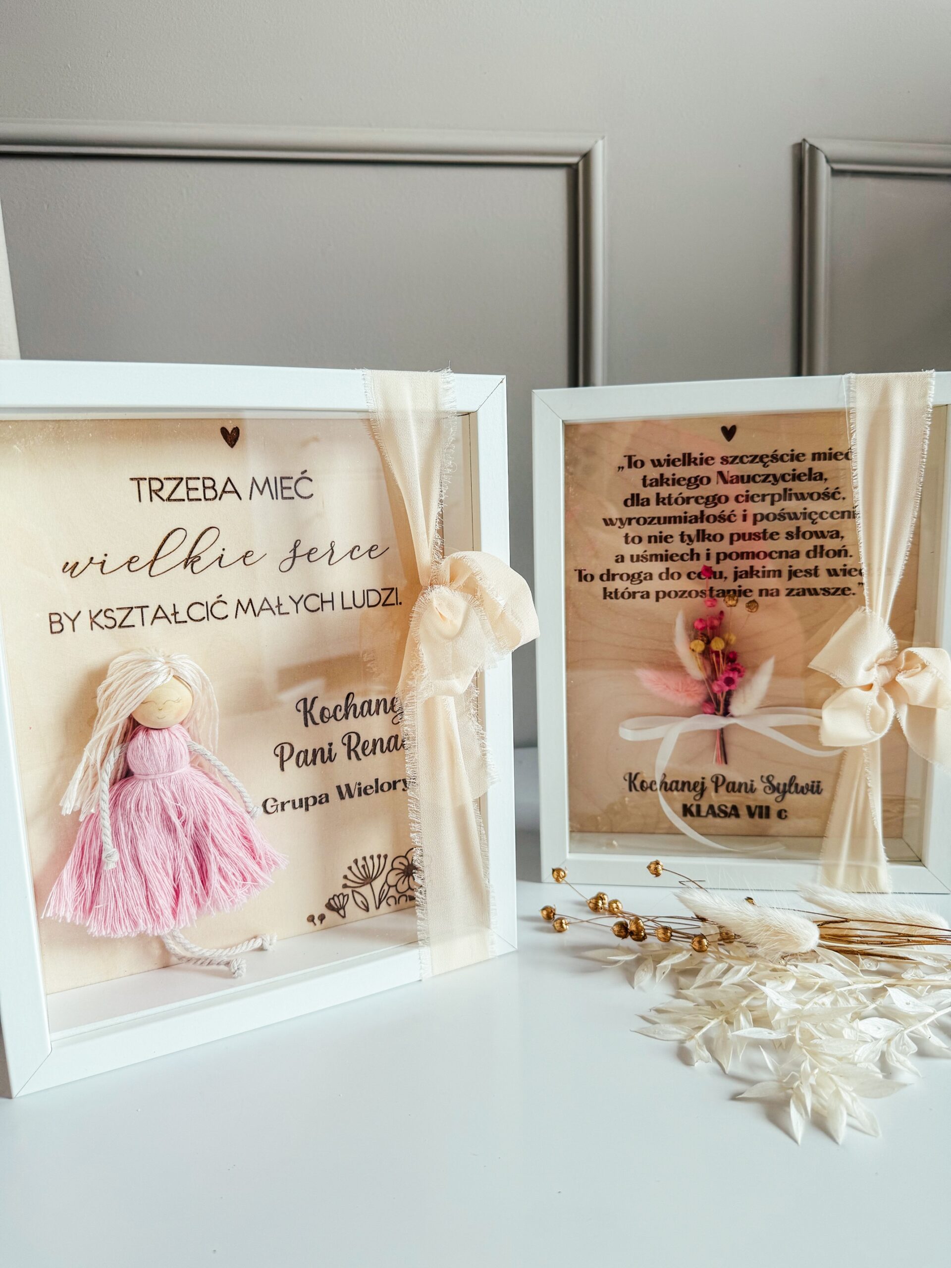 Ramka dla Nauczyciela z makramową Laleczką - obrazek 3