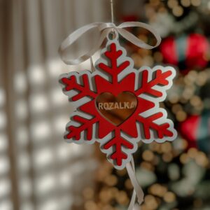 Personalizowane bombki świąteczne w kształcie śnieżynek z imionami